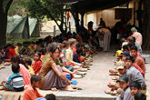 бандара — большой обед во время праздника Наваратри
