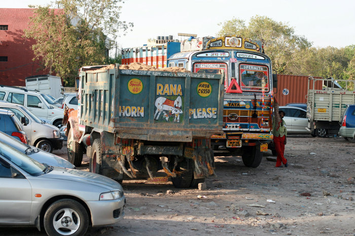 автомобильная стоянка в Дели Индия
