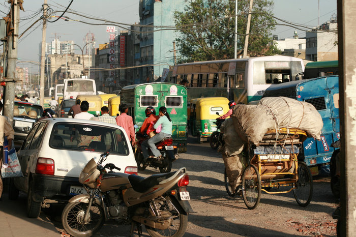 движение на столичной дороге Индия