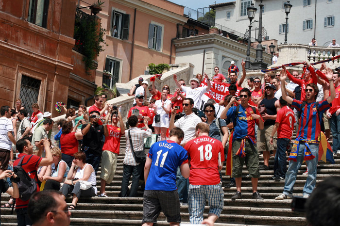 испанские футбольные болельщики на Испанской лестнице Рим, Италия