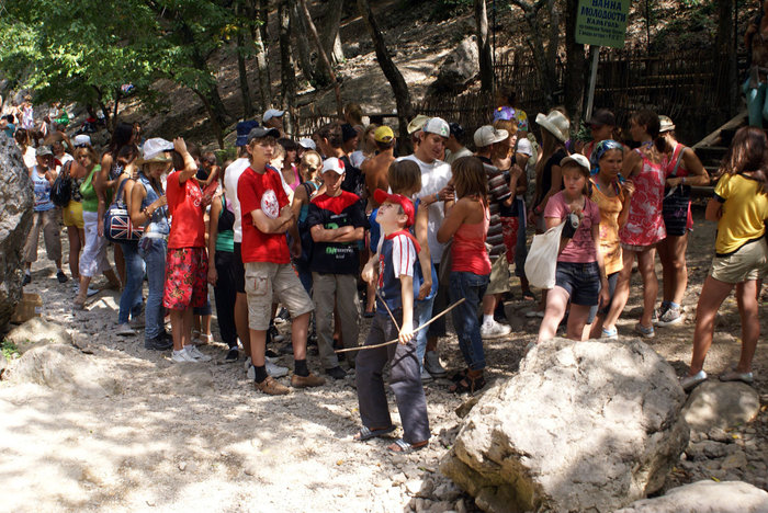Школьники на экскурсии в Большом каньоне Крыма Республика Крым, Россия