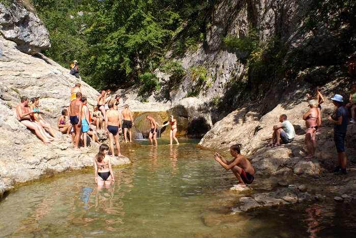 Туристы у ванны Молодости Республика Крым, Россия