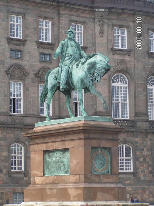 Памятник Фредерику VII перед фасадом Кристиансборга и фолькетинга Копенгаген, Дания