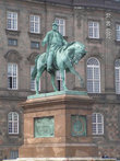 Памятник Фредерику VII перед фасадом Кристиансборга и фолькетинга
