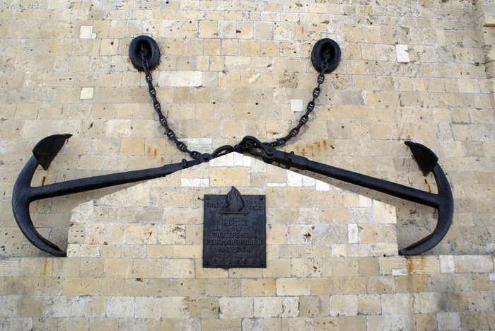 Два якоря у стены — памятник революционным матросам Республика Крым, Россия