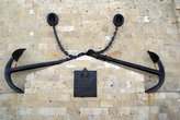 Два якоря у стены — памятник революционным матросам