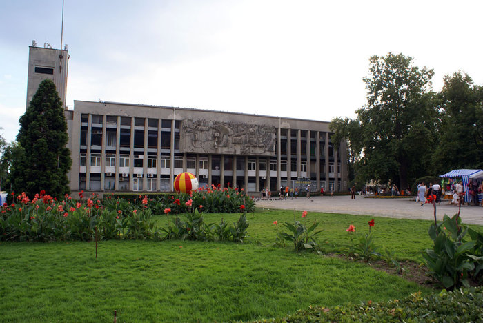 Центральная площадь со зданием администрации в Ялте Республика Крым, Россия