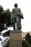 Памятник Максиму Горькому на набережной Ялты