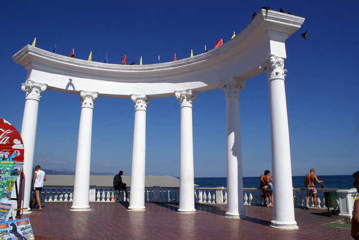 Колоннада на набережной в Алуште Республика Крым, Россия