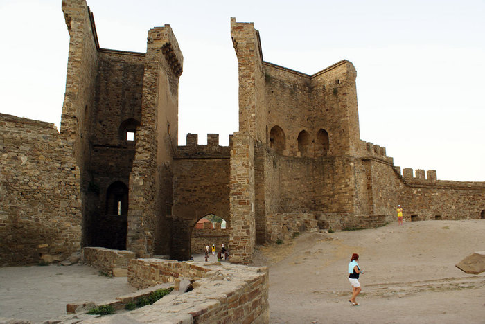Главные ворота Генуэзской крепости, Судак