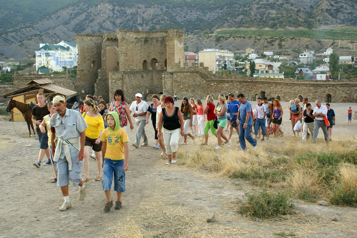 Туристы в Генуэзской крепости, Судак Республика Крым, Россия