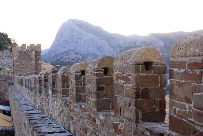 Зубцы крепостной стены в Генуэзской крепости, Судак Республика Крым, Россия