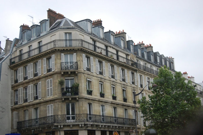 Каждый третий этаж — обязательно балкон, опоясывающий все здание по периметру. Париж, Франция