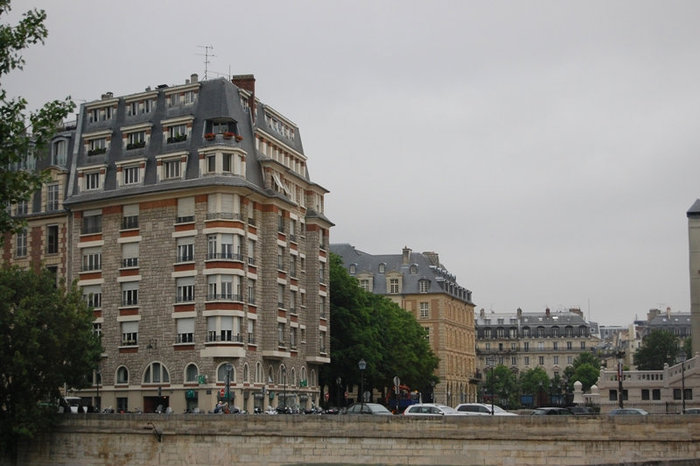 Квартал типичной парижской застройки на берегу Сены. Париж, Франция