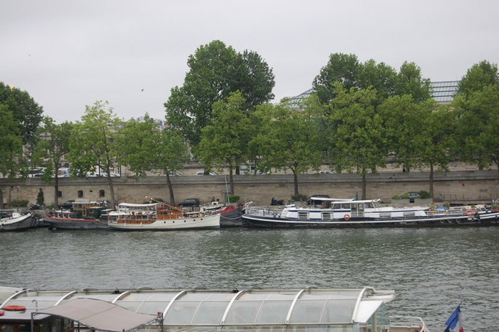 На лодках у многих французов проходит жизнь: они на них путешествуют, зарабатывают и живут. Париж, Франция