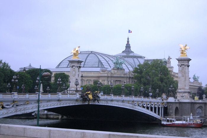 Мост Александра III. Ни однин из парижских мостов не может похвастать такой пышностью форм и декора. Париж, Франция