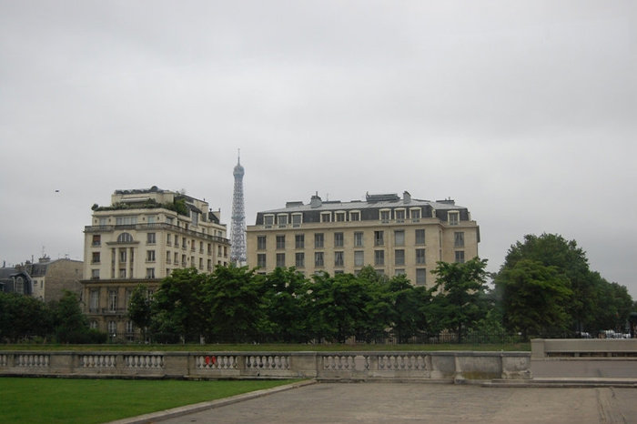 Вид на Эйфелеву башню в Париже очень ценится.