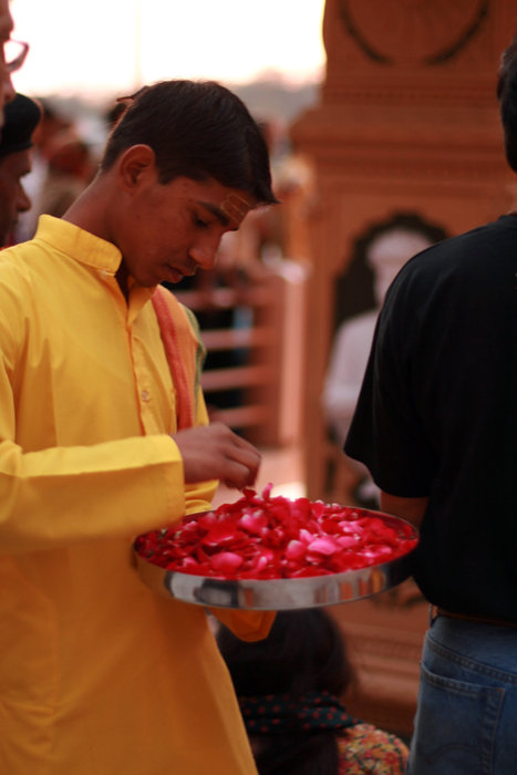 на церемонии аарти Ришикеш, Индия