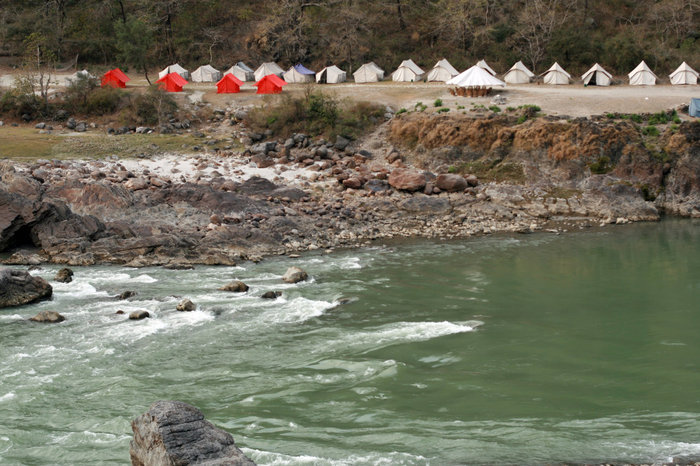 палаточный лагерь на берегу Ганги Ришикеш, Индия