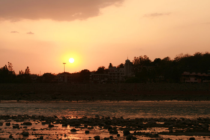 закат на Ганге Ришикеш, Индия