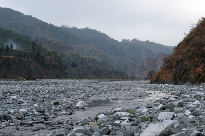высохшее русло реки Ганги Халдвани, Индия