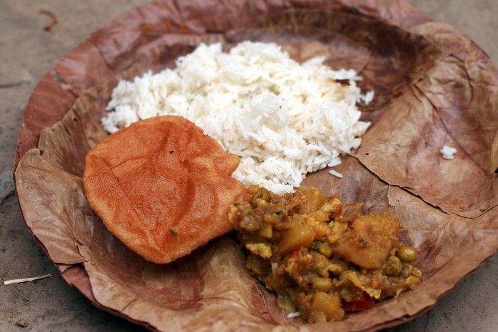 еда в тарелке из пальмовых листьев Халдвани, Индия