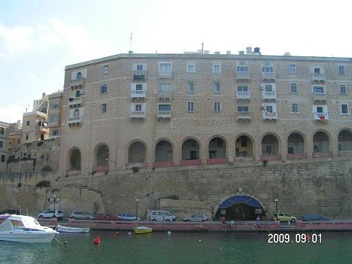 Наискосок Биргу, Мальта
