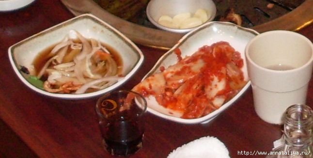 Кимчи в тарелочке справа. Республика Корея