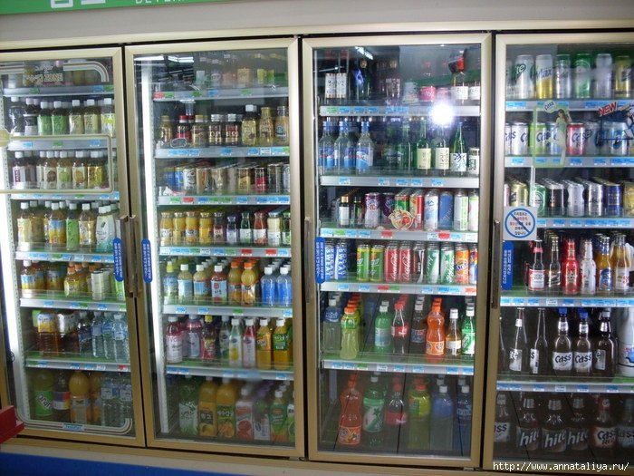 Шкаф с обычным ассортиментом напитков! Республика Корея