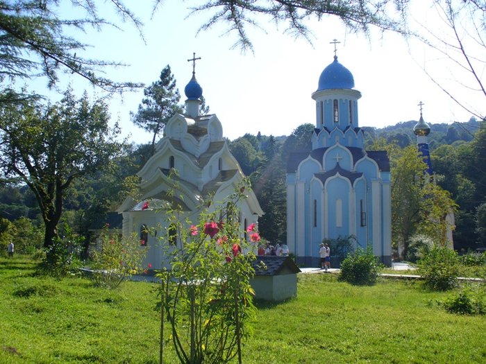Храм-часовня иконы Божией матери  Утоли моя печали (слева) и храм Святого Уара. Адлер, Россия
