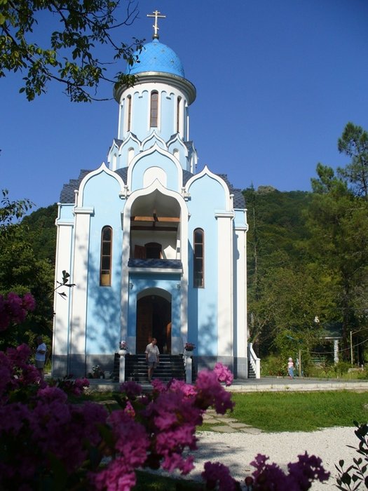 Главный фасад храма Святого Уара. Церковь построена в 2003 году. Адлер, Россия
