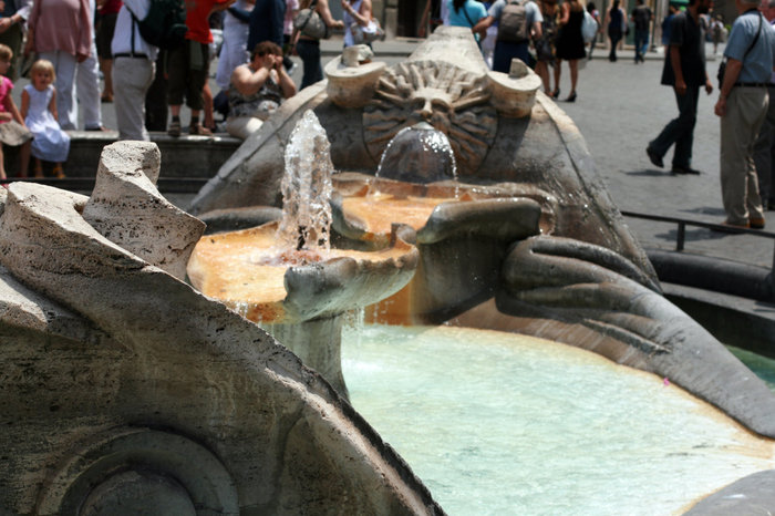 фонтан на площади Испании Рим, Италия