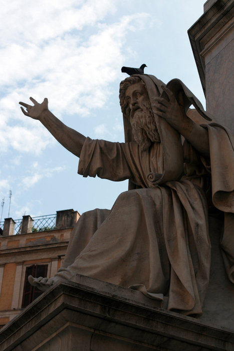 фрагмент скульптурной композиции на площади Испании Рим, Италия