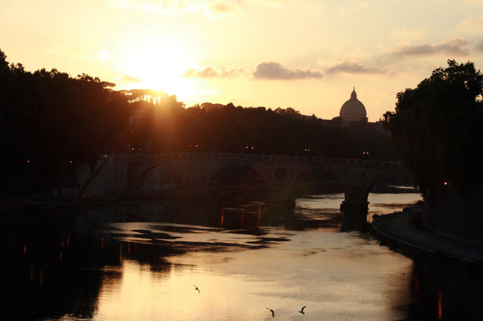 вид на Ватикан с моста Трастевере Рим, Италия