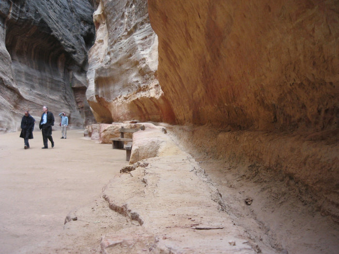 А справа — остатки древнего водопровода.. Петра, Иордания