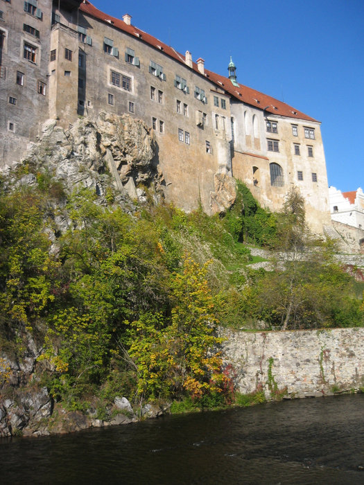Наверху — на узкой длинной скале — Замок. Чешский Крумлов, Чехия