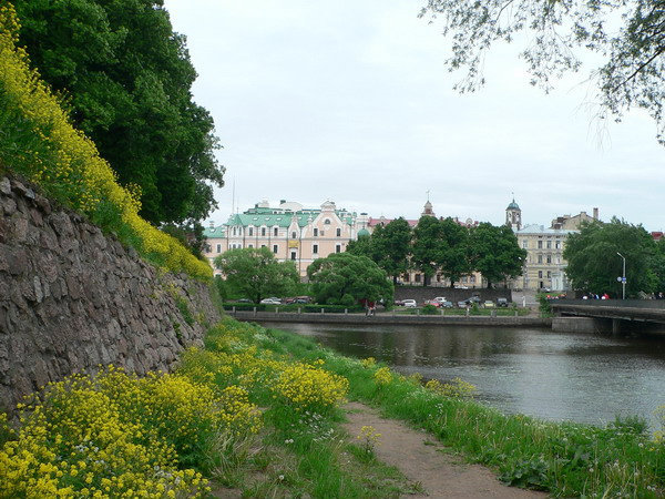 Замковые стены и вид на город Выборг, Россия