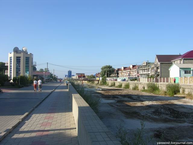 Главная улицы поселка идет вдоль русла речки в сторону моря. Ольгинка, Россия