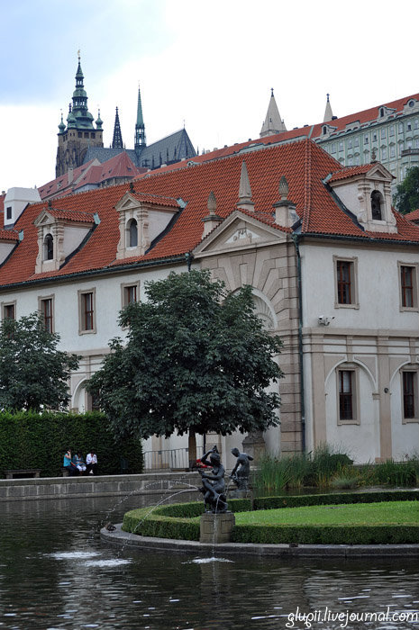 Фонтан на территории сада. Прага, Чехия