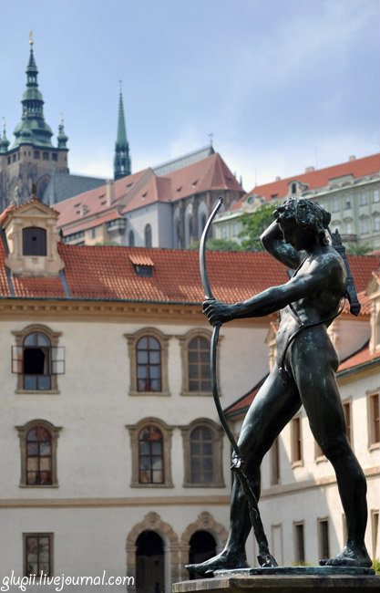 Статуя античного бога. Прага, Чехия