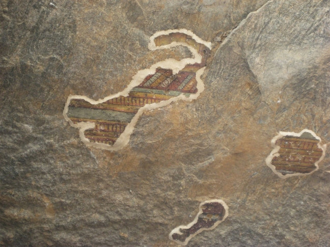 Остатки штукатурки со следами краски снаружи пещер указывают на то, что храм представлял собой сплошную галерею живописи. Дамбулла, Шри-Ланка