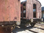 Заброшенные вагоны рядом со станцией