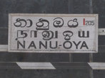 Название написано на сингалиском, затем на тамильском, а потом на английском. Номер, видимо, указывает порядковый номер  этой станции.