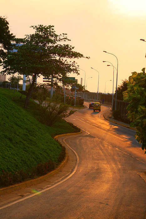 Дорога вдоль забора аэропорта Столичный округ, Венесуэла