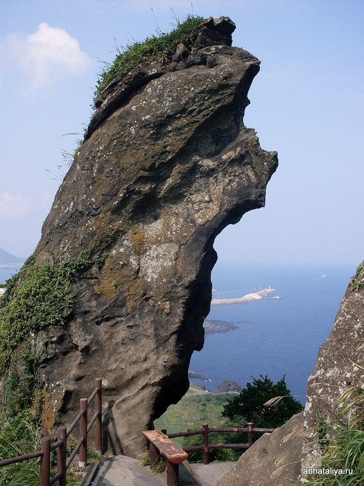 Причудливые скалы на склонах вулкана Чеджу, Республика Корея