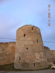 Башня Темнушка.
Она прикрывала главный въезд в крепость. Именно от нее начинался Никольский захаб — длинный и узкий проезд вдоль южной стены с внешними и внутренними воротами