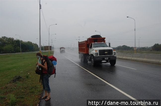 Проезжающие грузовики обдавали нас водной пылью Штат Португеса, Венесуэла