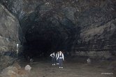 Окончательно уровень лавы внутри туннеля понизился раньше, чем она успела затвердеть, и в результате туннель остался почти полым, и по нему теперь можно гулять.