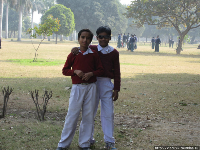 Просили их сфотографировать, чтобы посмотреть на себя на экранчике :) Дели, Индия