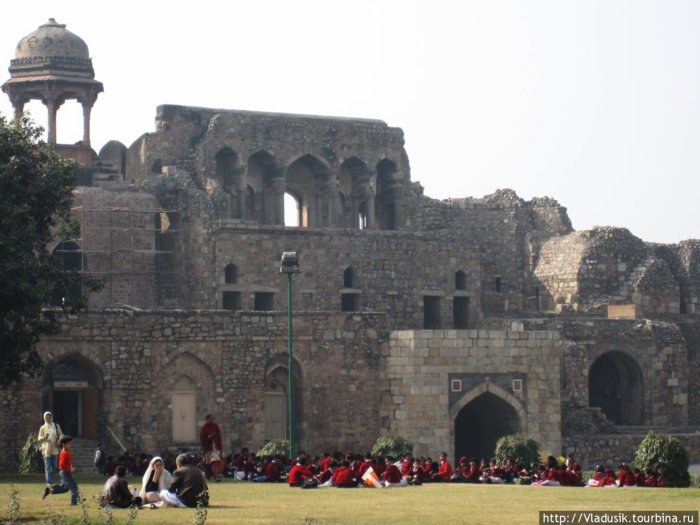 Парк был заполнен индийскими школьниками, которым проводили экскурсии Дели, Индия